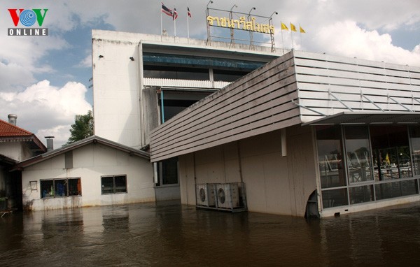 Câu lạc bộ Hải quân Thái Lan ngập hết tầng 1 vì nước lũ.